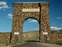 roosevelt-arch-yellowstone